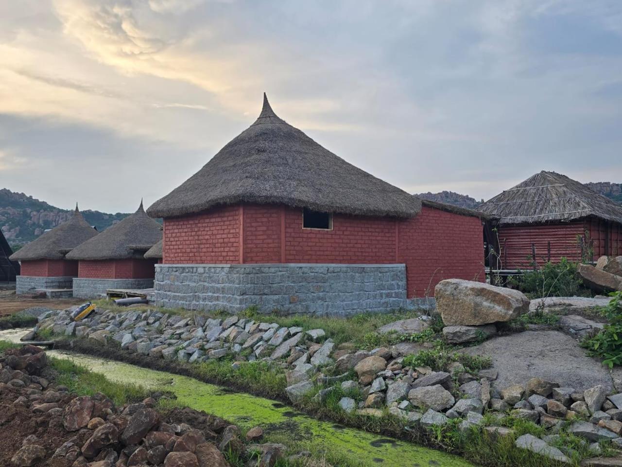 Golden Chariot Resort Hampi Luaran gambar