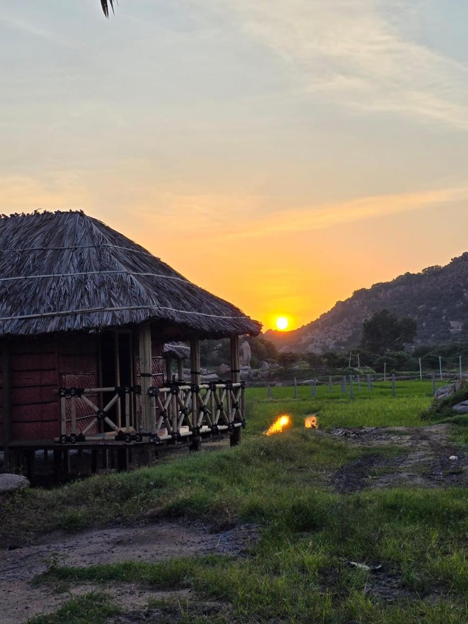 Golden Chariot Resort Hampi Luaran gambar